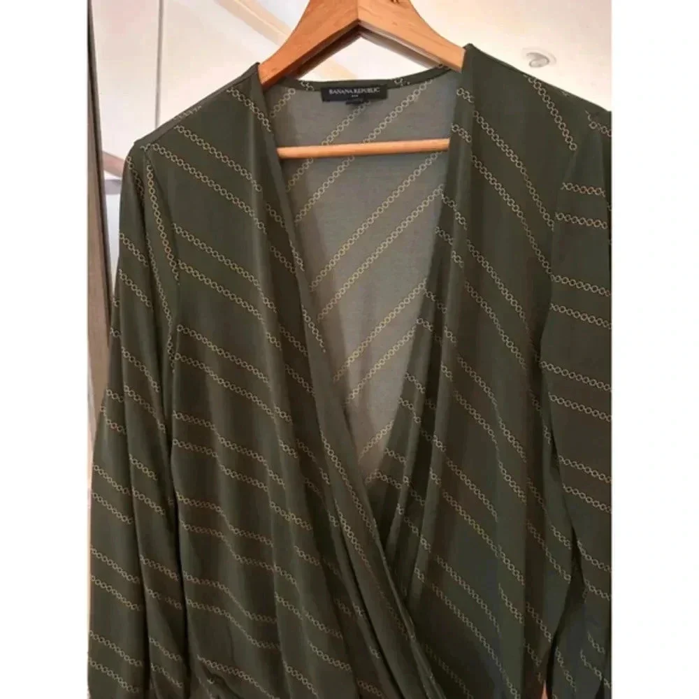 Banana Republic Green Gold Chain Print V Neck Wrap Blouse Medium